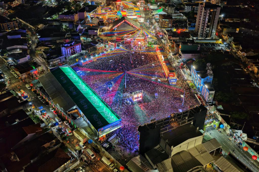 Câmeras flagram 5 pessoas com tornozeleira eletrônica dançando no Parque do&nbsp;Povo