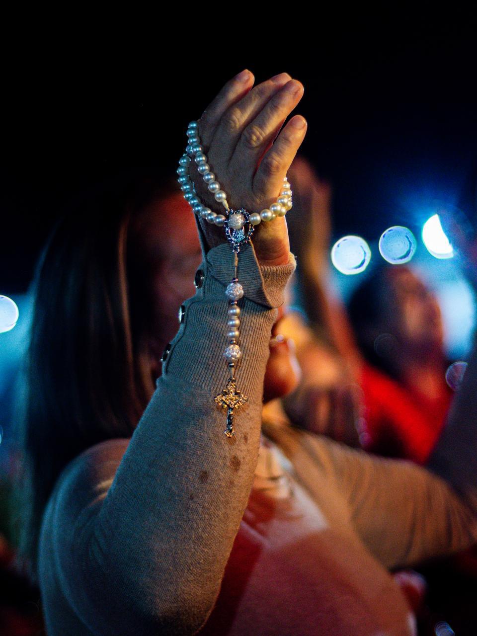Padre Nilson Nunes volta a emocionar público com fé e adoração na segunda noite da Festa do Artesanato&nbsp;2025